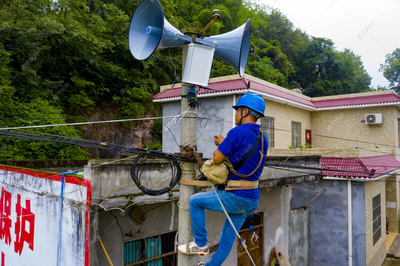 农村高空通信设备检修纪实 保障通讯畅通的关键