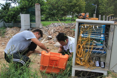 施工能否多些温柔？周口一路口光缆半月内两次被挖断，通讯设备修理频发引反思